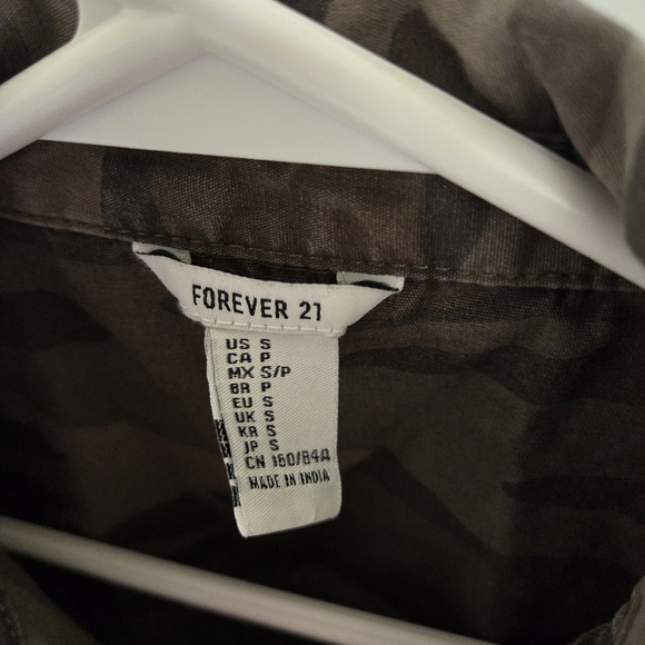 Forever 21 Buttondown Top sz Small Camo - Picture 4 of 5
